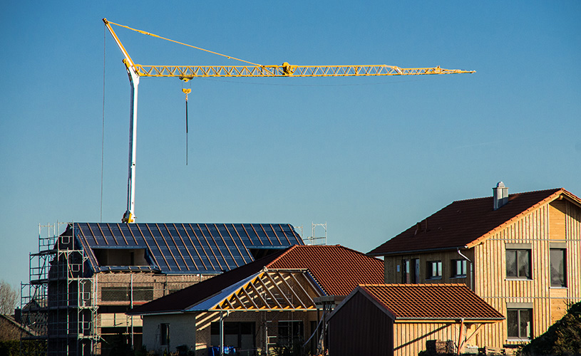 steenhoff-baugeraete-turmdrehkrane-schalung-untendreher-auf-baustelle-neben-neubau-bearbeitet